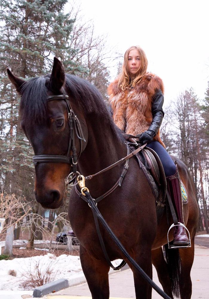 Девочка верхом на лошади