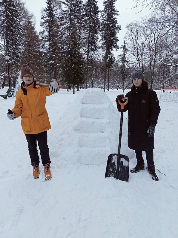 Ученики 7 класса построили снежную горку