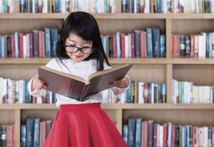 Девочка читает книгу