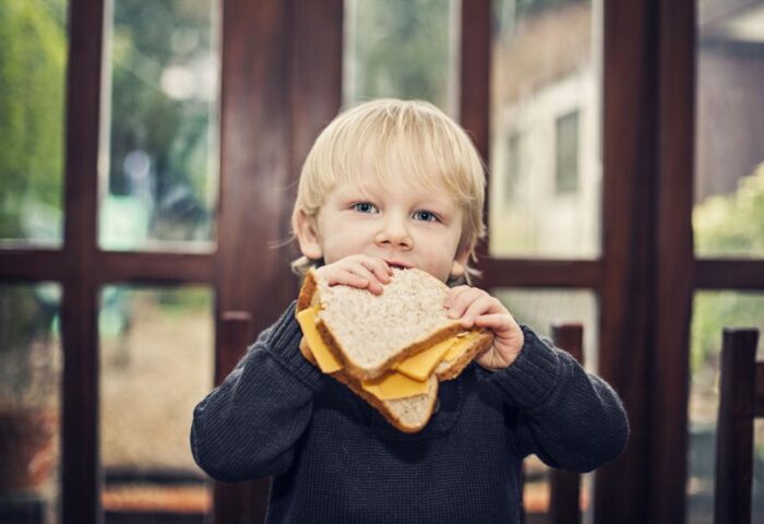 Ребенок есть бутерброд
